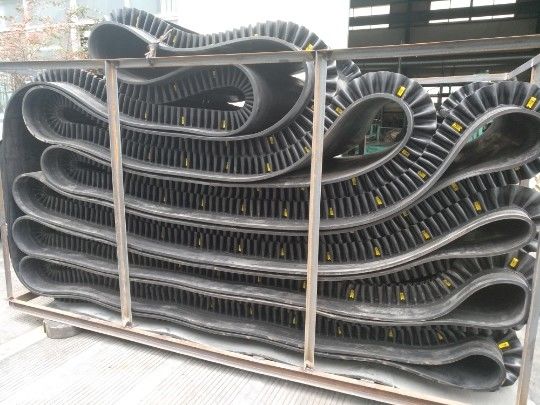 Kaymaz Kauçuk EP800 4 Katlı Oluklu Yanak Kayışı, Mobil Konveyör Sistemi